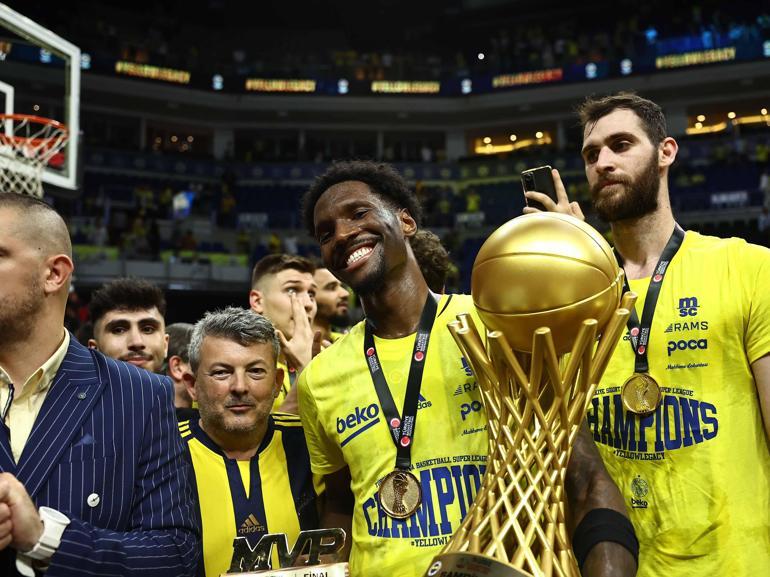 Fenerbahçe Beko, şampiyonluk kupasını aldı