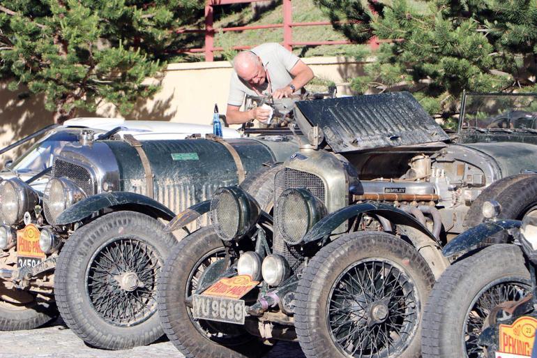 Pekin-Paris Otomobil Rallisine katılan ekipler, klasik araçları ile Erzuruma geldi