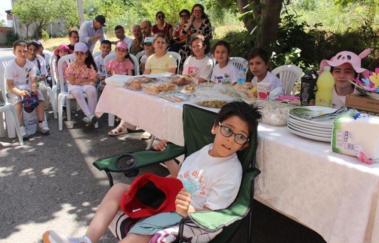 Serebral palsi hastası Asrına evinin önünde karne töreni