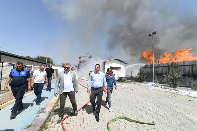 İzmirde ot yangını fabrikaya sıçradı