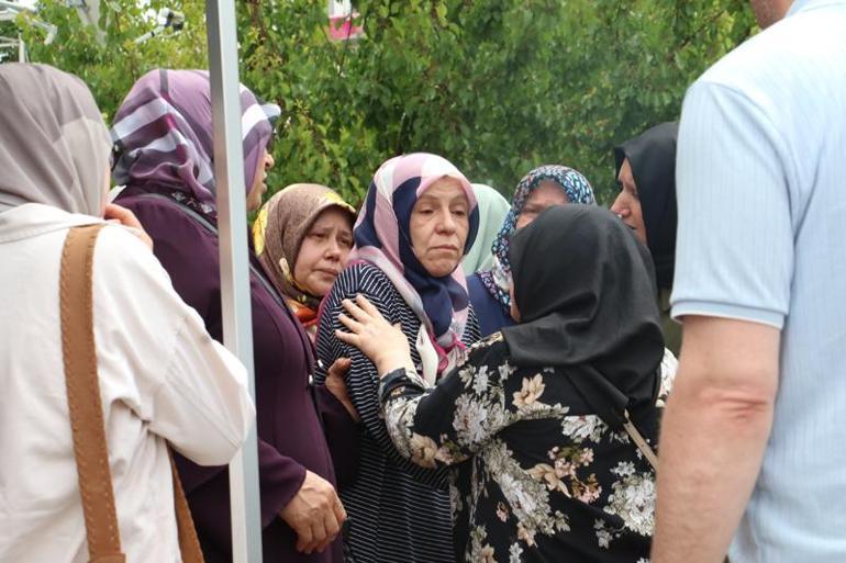 Babasının öldürdüğü Merve ve 7 yaşındaki oğlu tek tabuta konuldu, yan yana toprağa verildi