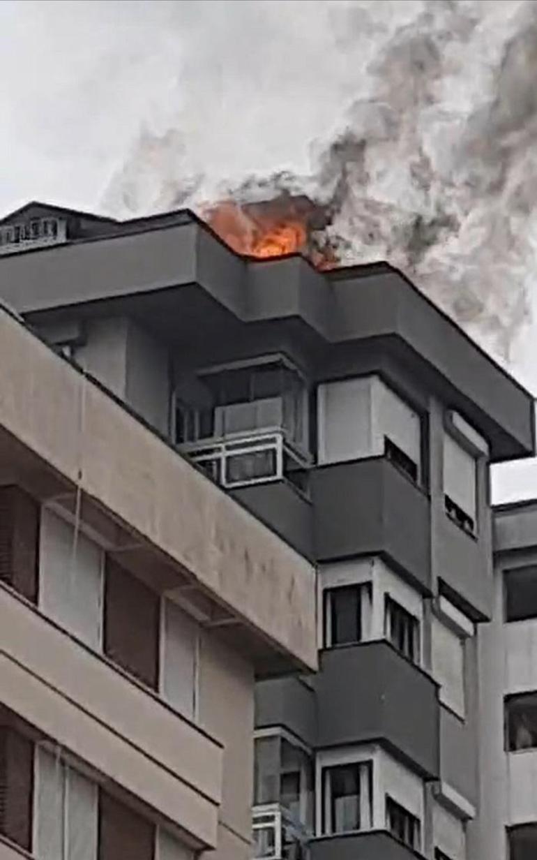 Kadıköyde 13 katlı binanın çatısında yangın çıktı