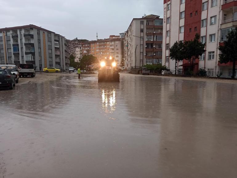 Yozgat’ta şiddetli rüzgar, çatıları uçurdu; olay anı kamerada