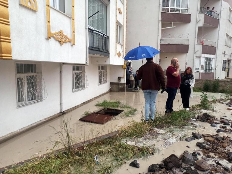 Yozgat’ta şiddetli rüzgar, çatıları uçurdu; olay anı kamerada