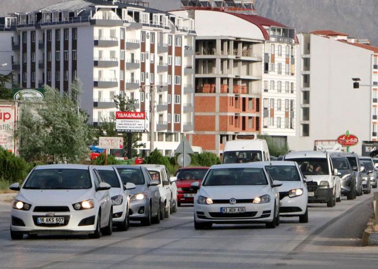 Afyonkarahisar- Antalya kara yolunda bayram yoğunluğu