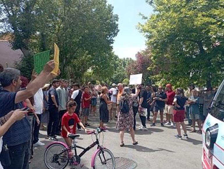 Adalarda polis ile vatandaşlar arasında minibüs arbedesi