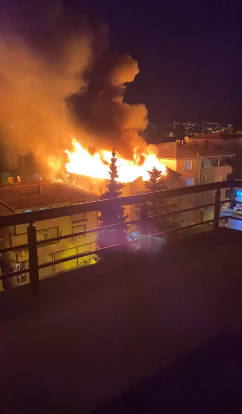 Sancaktepede, evini ateşe veren şüpheliyi, mahallelinin elinden polis zor kurtardı