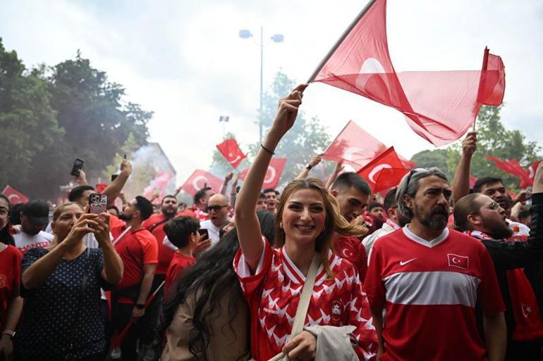 Türk taraftarlar, EURO 2024 coşkusunu yürüyüş etkinliğinde birlikte yaşadı