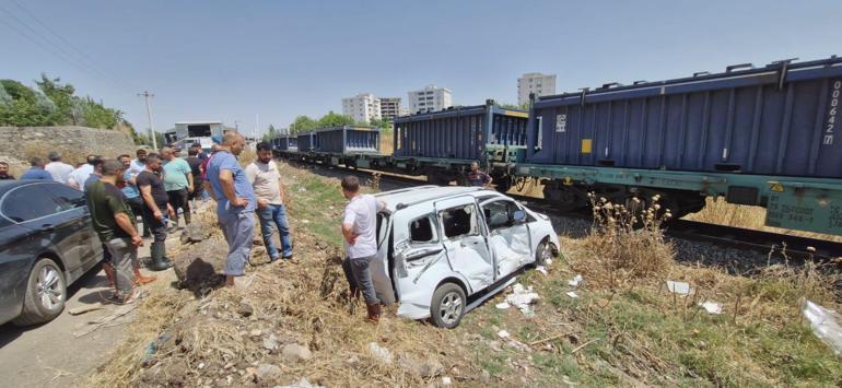 Yük treni, hemzemin geçitte hafif ticari araca çarptı: 2 yaralı