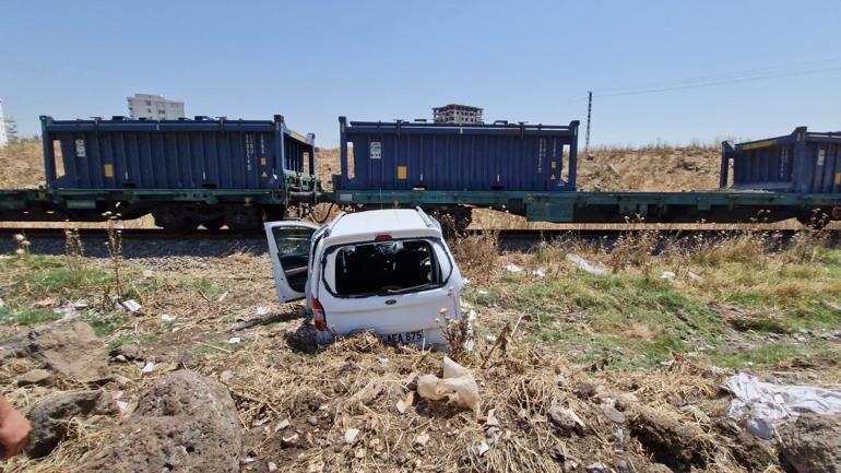 Yük treni, hemzemin geçitte hafif ticari araca çarptı: 2 yaralı