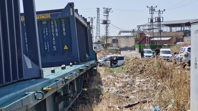 Yük treni, hemzemin geçitte hafif ticari araca çarptı: 2 yaralı