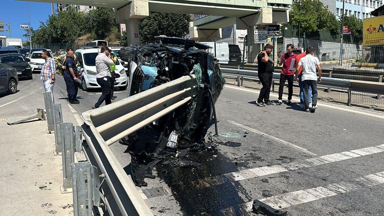 Pendik’te hafif ticari araç bariyere ok gibi saplandı