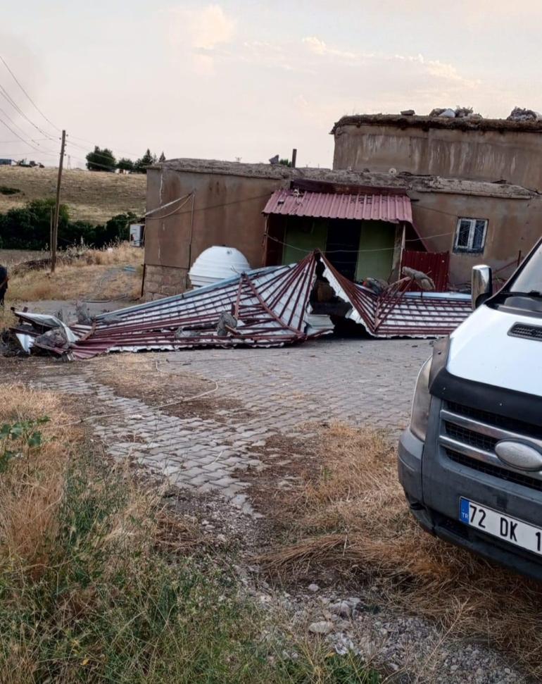 Diyarbakırda kuvvetli rüzgarın devirdiği minare, evin üzerine düştü