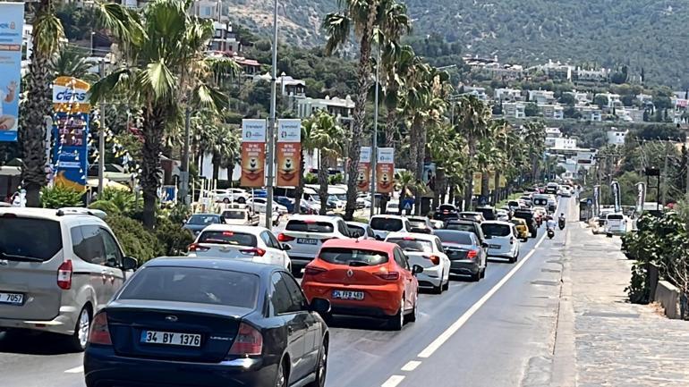 Tatilciler dönüş yolunda; Bodrumdan 24 saatte 30 bin araç çıkış yaptı