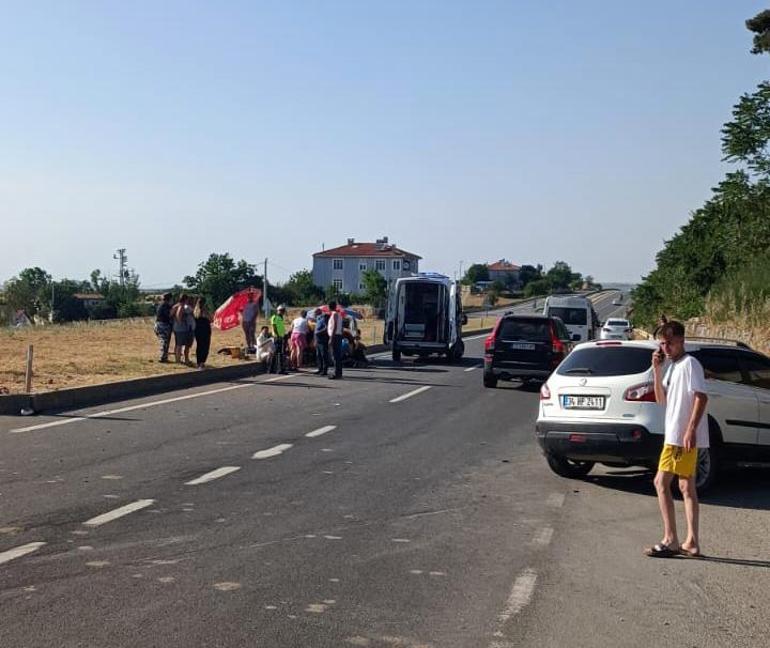 Edirnede taksiyle otomobil çarpıştı; yaralanan 6 kişi, plaj şemsiyeleriyle güneşten korundu