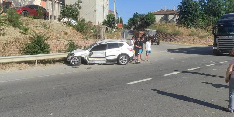 Edirnede taksiyle otomobil çarpıştı; yaralanan 6 kişi, plaj şemsiyeleriyle güneşten korundu