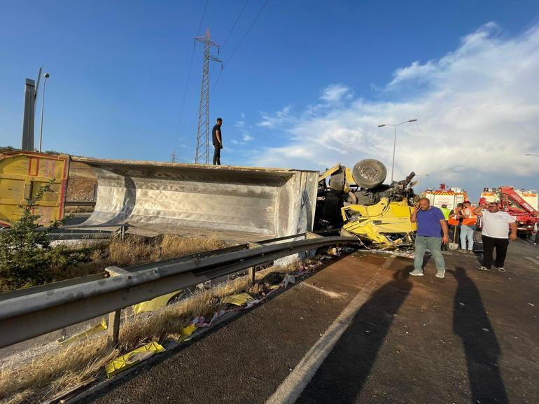 Kamyon, çarptığı TIRın üstünde asılı kaldı: 1 ölü, 2 yaralı