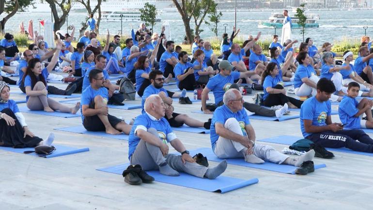 Yoga severler 10’uncu Uluslararası Yoga Gününde Sarayburnu’nda bir araya geldi