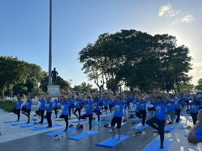 Yoga severler 10’uncu Uluslararası Yoga Gününde Sarayburnu’nda bir araya geldi