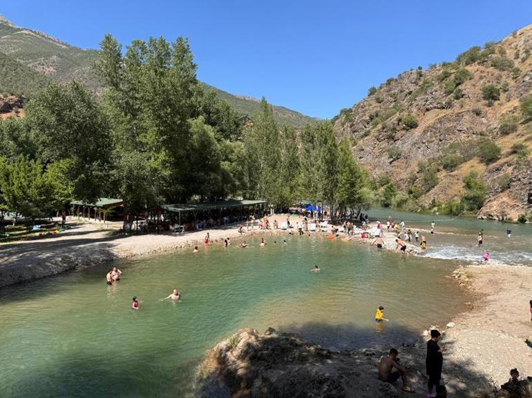 Tunceli’ye son bir haftada nüfusun yarısı kadar araç, iki katına yakın turist geldi