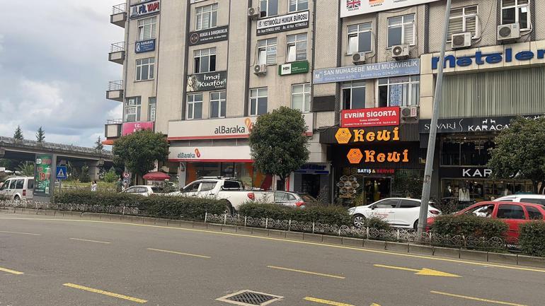 Banka kapısına bisikleti kilitleyince, personel mahsur kaldı