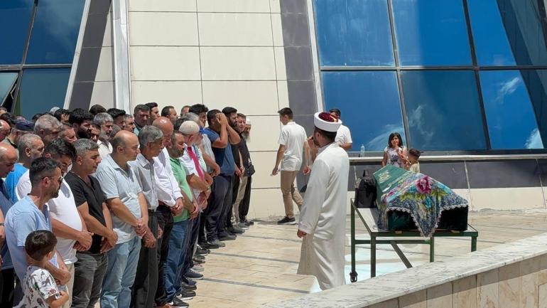 Esenyurtta boş arazide cesedi bulunan Nurcan Karabulut toprağa verildi