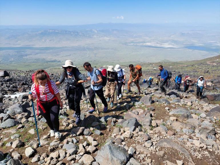 Ağrı Dağının zirvesinde Türk ve Filistin bayrakları açtılar