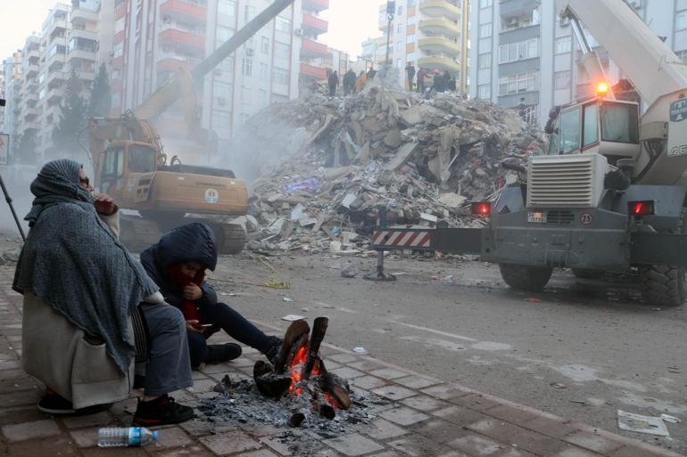 96 kişinin öldüğü apartmanın davasında ölenlerin yakınlarından kravatlı sanık müteahhide tepki