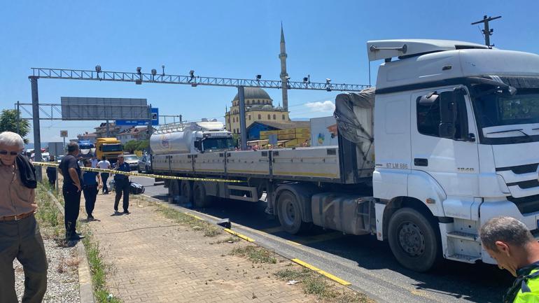 Eşinin kullandığı motosikletten düşüp yandaki TIRın altında kaldı