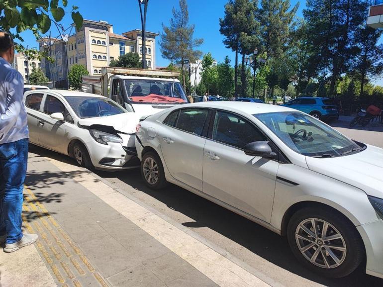 Kazada savrulan kamyonet, park halindeki 2 otomobil ile motosiklete çarptı