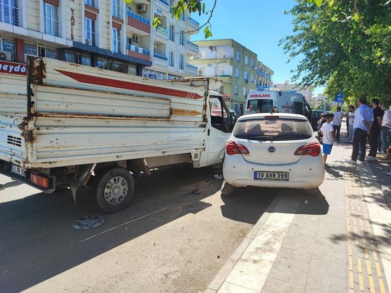 Kazada savrulan kamyonet, park halindeki 2 otomobil ile motosiklete çarptı