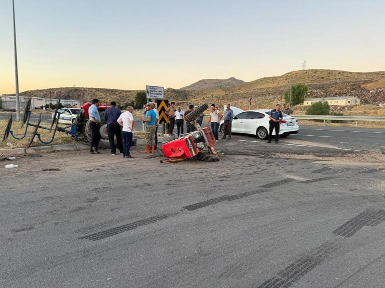 Otomobille çarpışan traktör ikiye bölündü: 5 yaralı