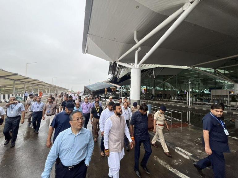 Hindistan'da havalimanının çatısı çöktü: 1 ölü, 4 yaralı