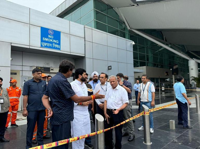 Hindistan'da havalimanının çatısı çöktü: 1 ölü, 4 yaralı