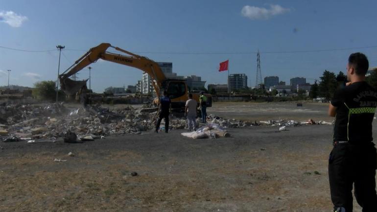 Bahçelievlerde çöken binanın molozları arasında değerli eşyalar için arama çalışması başladı