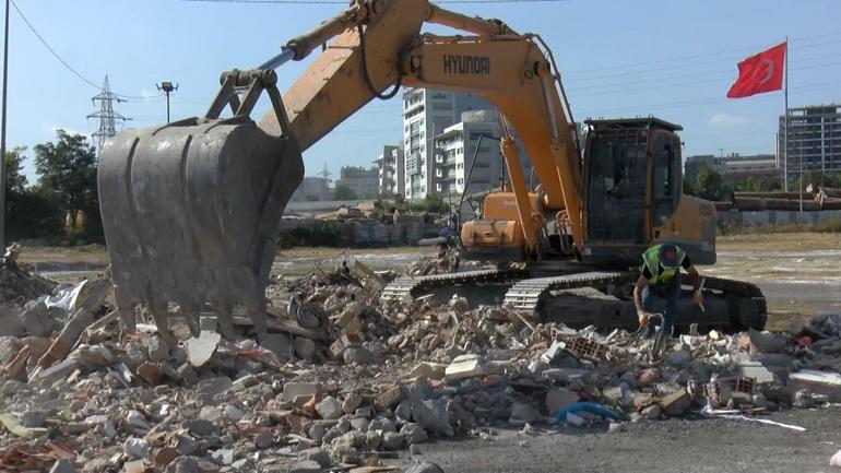 Bahçelievlerde çöken binanın molozları arasında değerli eşyalar için arama çalışması başladı