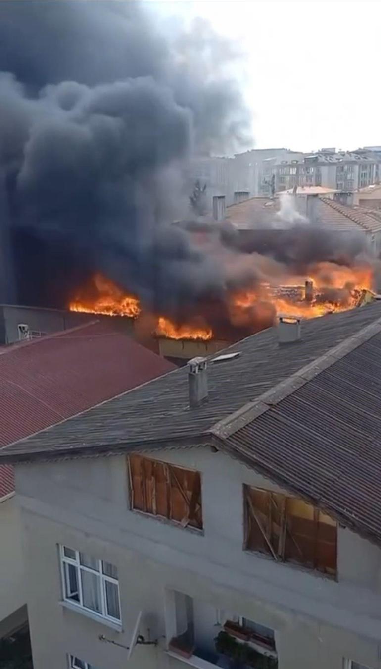 Tuzlada tadilat sırasında yangın çıktı; 4 binanın çatısı alev alev yandı