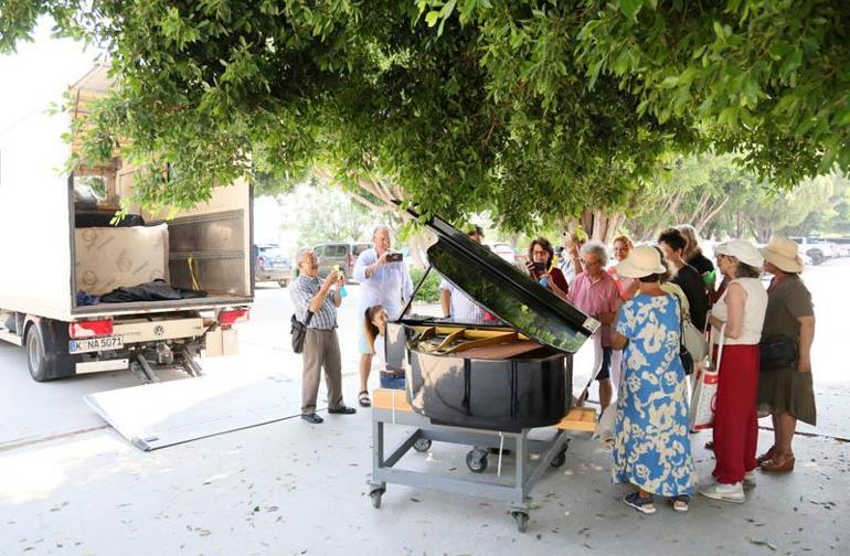 Barış için karavanında 2 piyanoyla geziyor