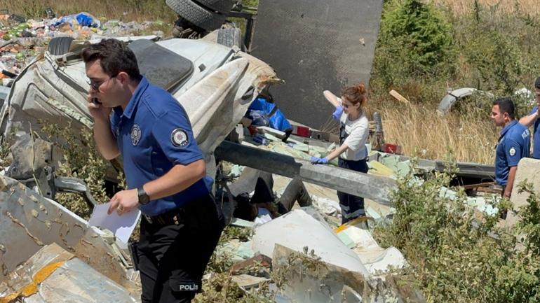 Kuzey Marmara Otoyolu’nda bariyerleri aşan kamyon şarampole devrildi: 2 yaralı