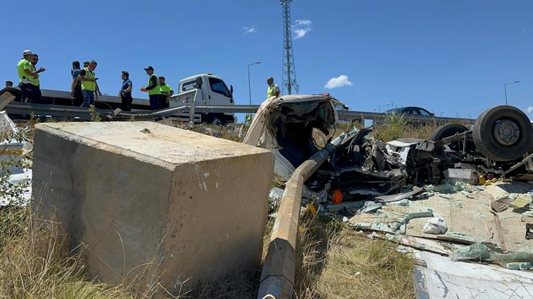 Kuzey Marmara Otoyolu’nda bariyerleri aşan kamyon şarampole devrildi: 2 yaralı