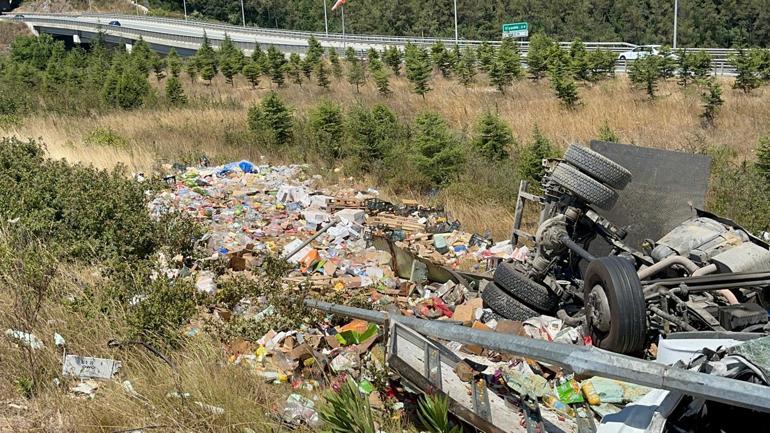 Kuzey Marmara Otoyolu’nda bariyerleri aşan kamyon şarampole devrildi: 2 yaralı