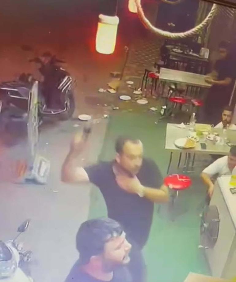 İzmirde çorbacıda 1 kişinin öldüğü, 2 kişinin yaralandığı silahlı kavga kamerada