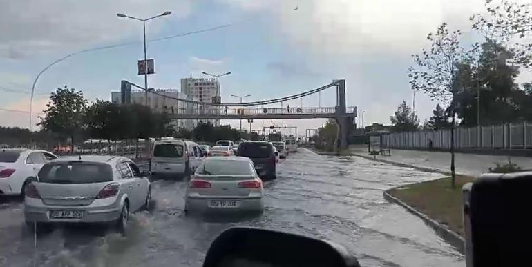 Diyarbakırda kuvvetli rüzgarda çatı ve pazar şemsiyeleri uçtu, bir mahallede yangın çıktı