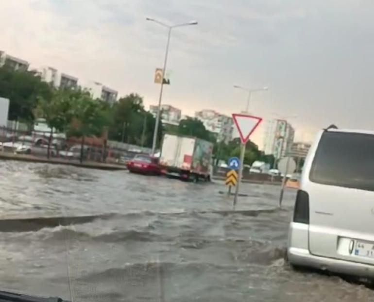 Diyarbakırda kuvvetli rüzgarda çatı ve pazar şemsiyeleri uçtu, bir mahallede yangın çıktı