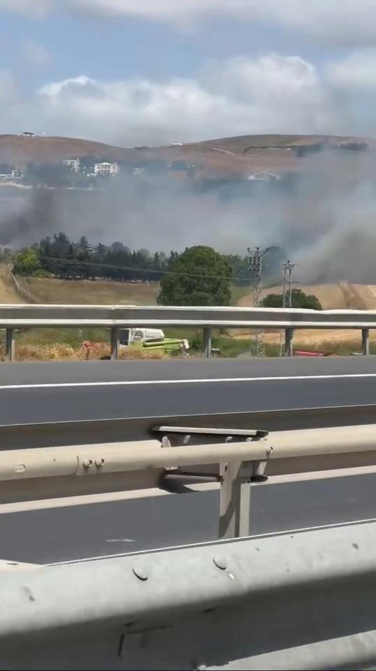 Beylikdüzünde fabrikanın yanındaki boş arazide korkutan yangın