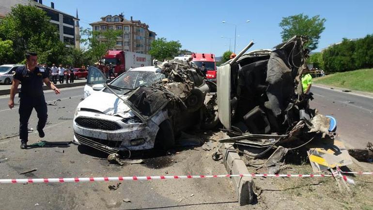 Boluda kavşakta 4 otomobilin karıştığı kaza: 2 ölü, 3 yaralı