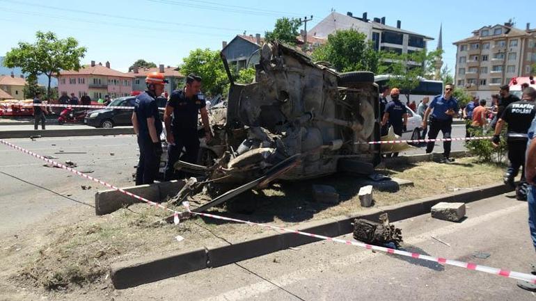 Boluda kavşakta 4 otomobilin karıştığı kaza: 2 ölü, 3 yaralı