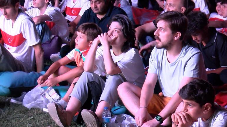 İstanbul Valisi Gül maçı yüzlerce kişi ile Yedikulede seyretti