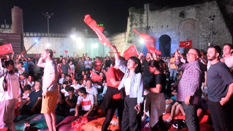İstanbul Valisi Gül maçı yüzlerce kişi ile Yedikulede seyretti