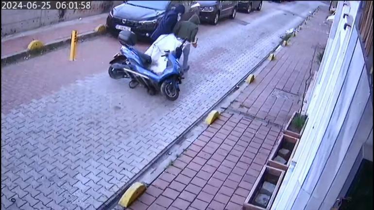 Fatihte motosikleti el arabasına yükleyerek çalan şüpheliler kamerada